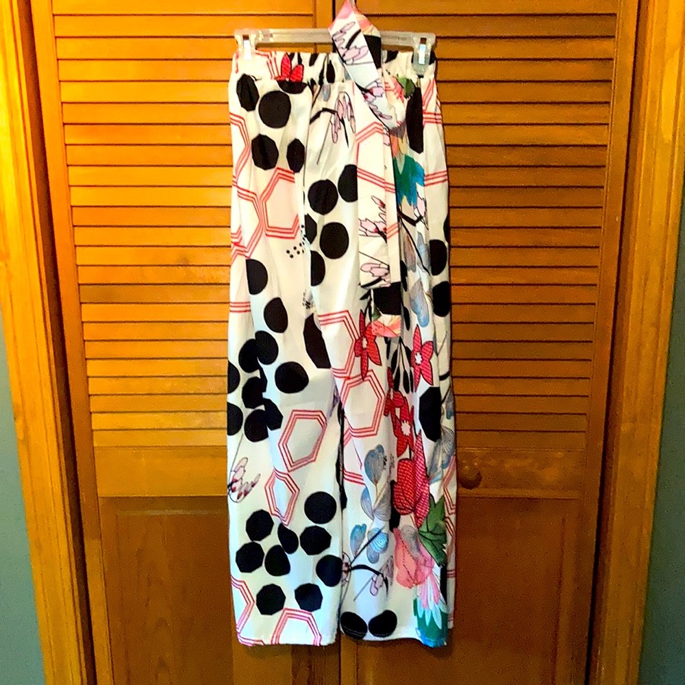 No brand polyester summer pants. Tag says large but definitely small.